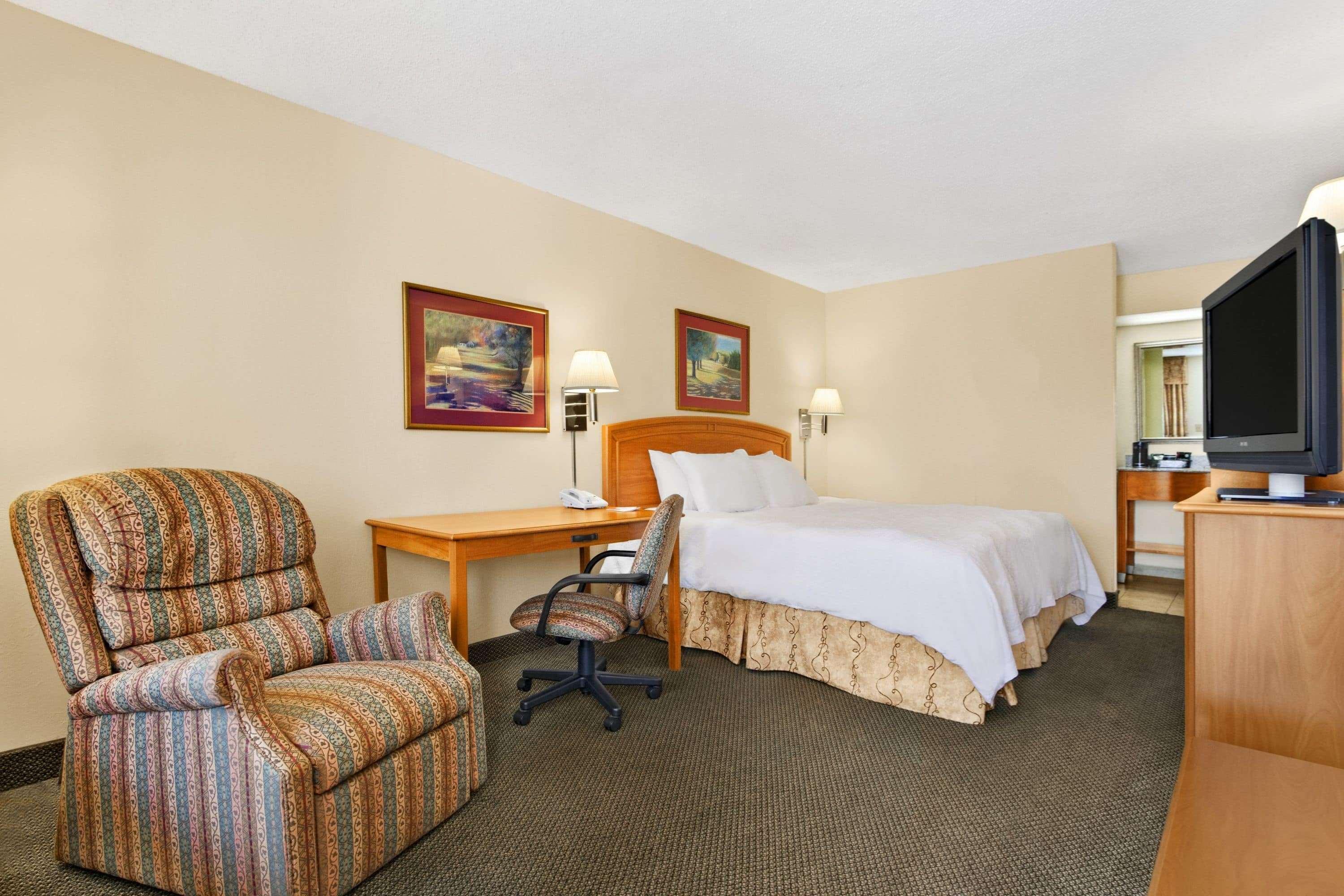 Howard Johnson By Wyndham Greensboro Near The Coliseum Exterior foto