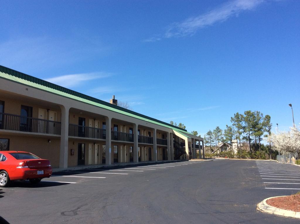 Howard Johnson By Wyndham Greensboro Near The Coliseum Exterior foto