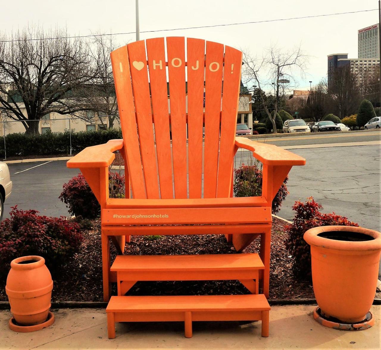 Howard Johnson By Wyndham Greensboro Near The Coliseum Exterior foto
