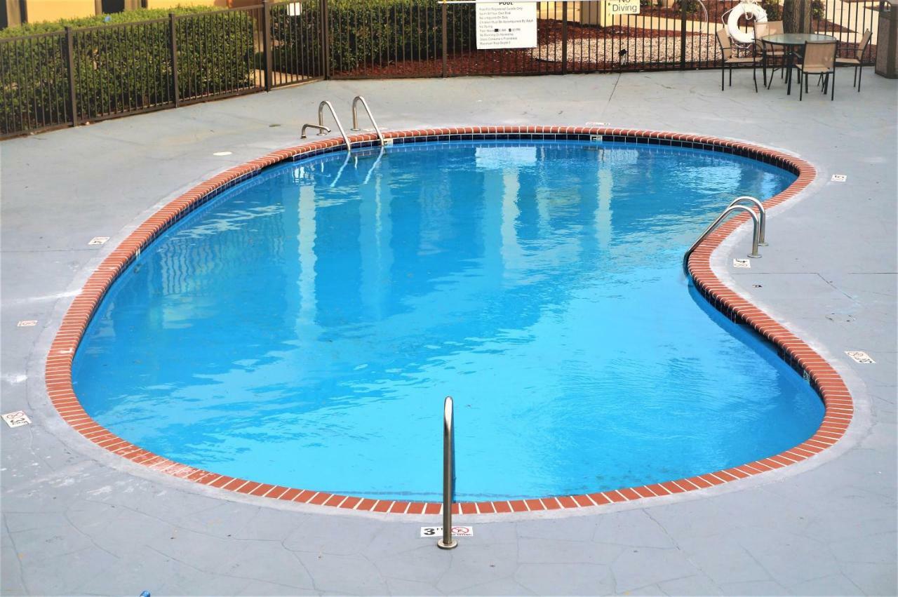 Howard Johnson By Wyndham Greensboro Near The Coliseum Exterior foto